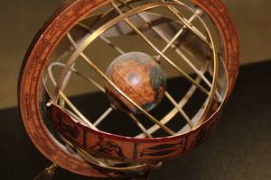 lot 4 image: Vintage Olde World Globe Wooden Globe  Made in Italy