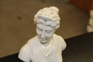 lot 17 image: Vintage Woman Statue Bust  Made in Italy