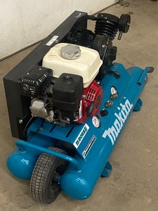 lot 9 image: Makita Twin-Tank Air Compressor