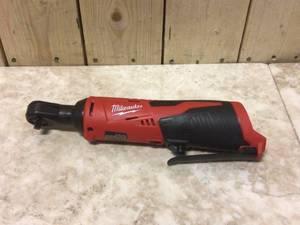 lot 59 image: Milwaukee M12 12-Volt Lithium-Ion Cordless 14 in. Ratchet (Tool-Only) Customer Returns See Pictures