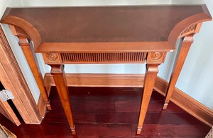 lot 39 image: Lovely Accent Table