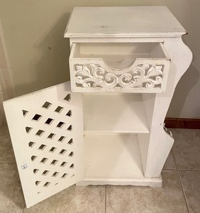 lot 26 image: Petite White Decorative Cabinet