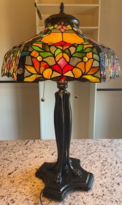 lot 22 image: Gorgeous Tiffany Style Lamp