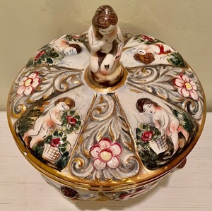 lot 36 image: Capodimonte Lidded Dish