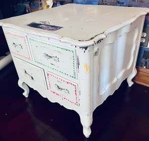 lot 51 image: Cute Accent Table