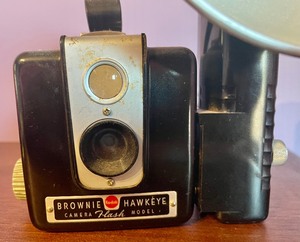 lot 60 image: Vintage Kodak Brownie Hawkeye Flash Model Camera