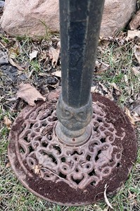 lot 136 image: Decorative Metal Birdbath