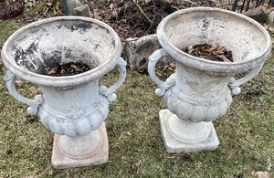 lot 137 image: 2 Resin Planters