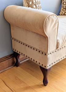 lot 14 image: Petite Neutral Colored Entryway Bench
