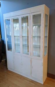 lot 19 image: Painted Wood Display HutchCabinet