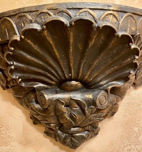 lot 176 image: Beautiful Petite Decorative Wallshelf