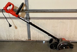 lot 197 image: Black and Decker Electric Edge Hog