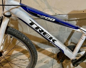 lot 219 image: Trek MT200 Bicycle