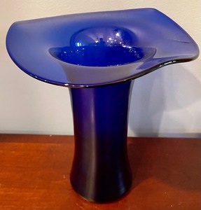 lot 234 image: Gorgeous Cobalt Blue Vase