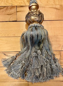 lot 243 image: 4 Decorative Tassels