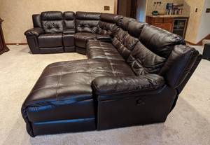 lot 17 image: Lovely Brown Leather Sectional