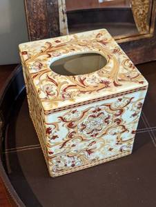 lot 111 image: Beautiful Brown Home Decor Items