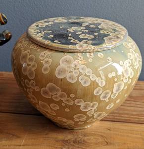 lot 114 image: Pair of Pretty Ceramic Pottery Decorative Items