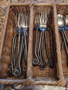 lot 119 image: Unique Flatware Set