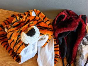 lot 202 image: Childrens Hats and Gloves