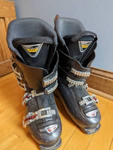 lot 207 image: Nordica 60 Ski Boots