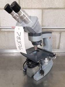lot 20 image: American Optical AO Spencer Binocular Microscope&nbspwith Light Source & 3 Objectives - Great Working Condition