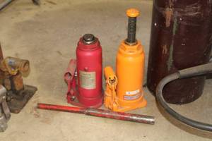 lot 65 image: Lot of (2) 6-Ton Bottle Jacks