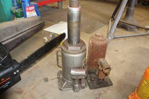 lot 66 image: Lot of (2) Bottle Jacks