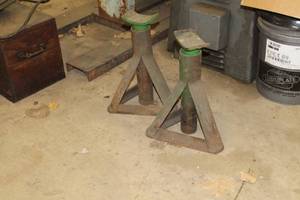 lot 85 image: Lot of (2) Jack Stands