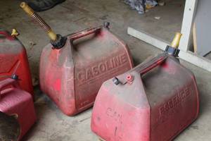 lot 99 image: Lot of (2) 5-Gallon Plastic Gas Cans