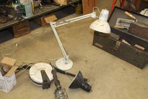 lot 118 image: Work Bench Lights (x2), Work Light on Reel