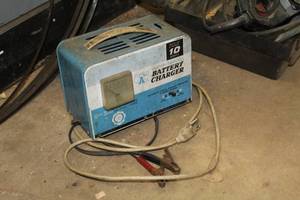 lot 122 image: Super Service 10A Battery Charger