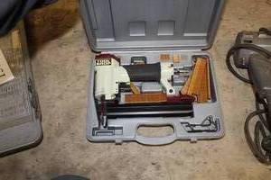 lot 150 image: Tool Shop 18 GA Air Stapler Kit, Case