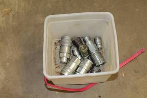 lot 195 image: Lot of (1 Bucket) Hydraulic Connectors