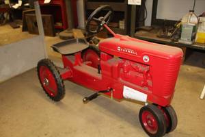 lot 263 image: Ertl Farmall Super M Cast Metal Pedal Toy Diecast Scale Tractor