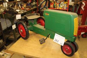 lot 261 image: Ertl Oliver 70 Row Crop Cast Metal Pedal Toy Diecast Scale Tractor