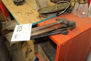 lot 352 image: Hand Tools - Hammers (x2), Nail Pullers, Hack Saw Blade