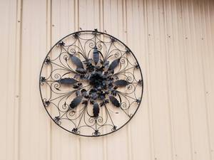 lot 10C image: Metal Outdoor Dcor