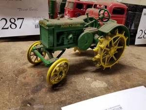 lot 273 image: Ertl John Deere GP 116 Scale Diecast Metal Tractor