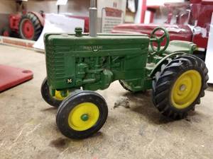 lot 270 image: Ertl John Deere Model M 116 Scale Diecast Metal Tractor