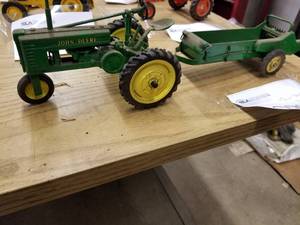 lot 280 image: Ertl John Deere Model H 116 Scale Diecast Metal Tractor with Spreader