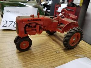 lot 284 image: Ertl Allis-Chalmers Model C 116 Scale Diecast Metal Tractor