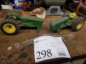 lot 298 image: Lot of (2) Ertl John Deere 116 Scale Diecast Metal Tractor