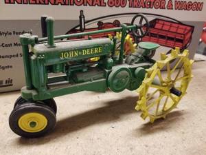 lot 275 image: Ertl John Deere Model A 116 Scale Diecast Metal Tractor