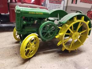 lot 269 image: Ertl John Deere Model D 116 Scale Diecast Metal Tractor