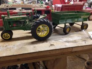 lot 272 image: Ertl John Deere Model G 116 Scale Diecast Metal Tractor with Wagon