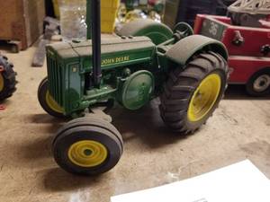 lot 281 image: Ertl John Deere Model D 116 Scale Diecast Metal Tractor