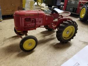 lot 279 image: Ertl Massey-Harris Peru 116 Scale Diecast Metal Tractor
