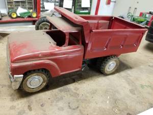 lot 287 image: Diecast Metal Dump Truck