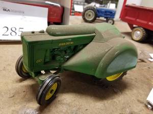 lot 274 image: Ertl John Deere Model 60 116 Scale Diecast Metal Orchard Tractor